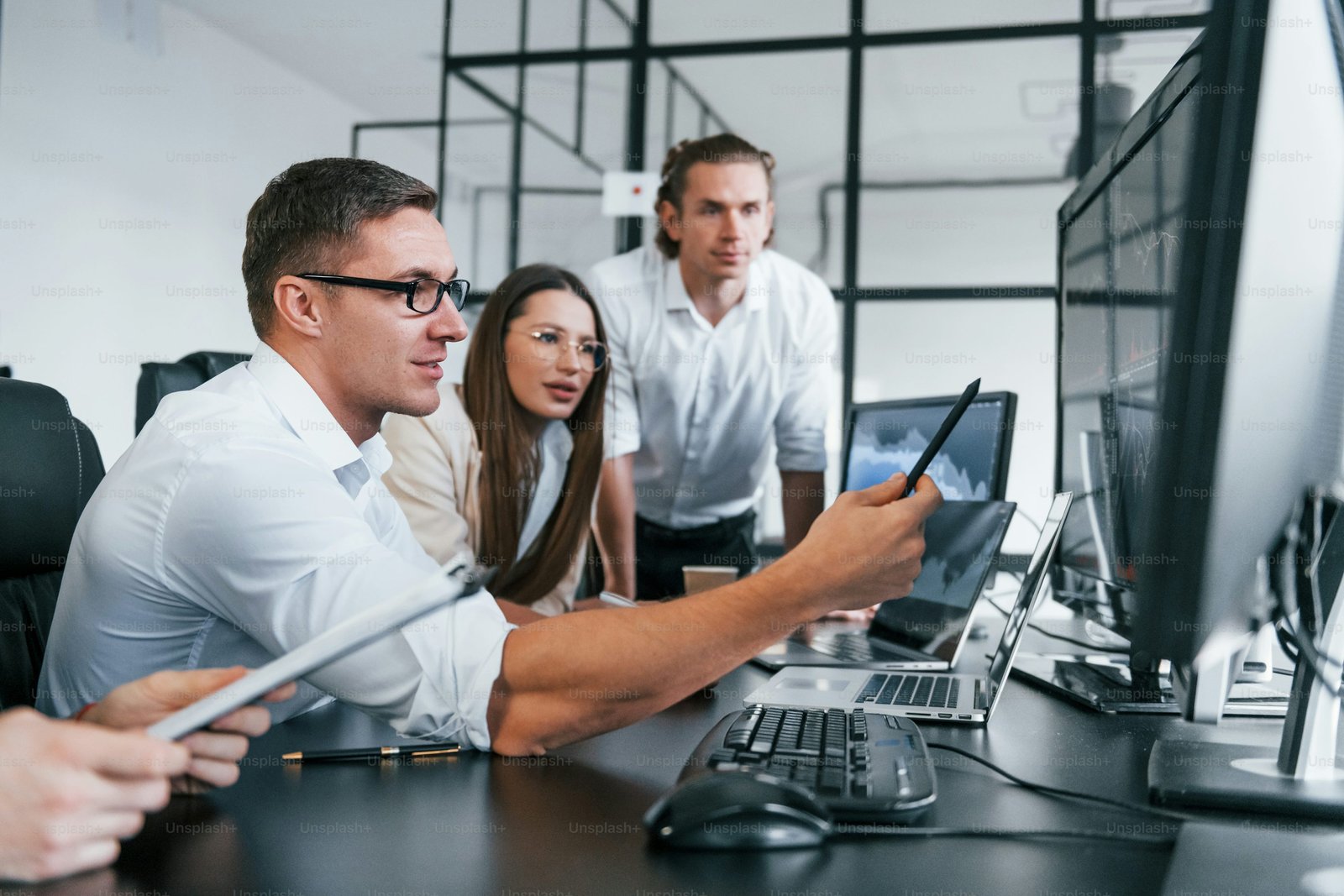 Equipo de desarrollo de software colaborando